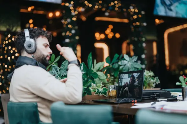 Hombre Contemplativo Con Auriculares Centra Intensamente Computadora Portátil Café Adornado — Foto de Stock