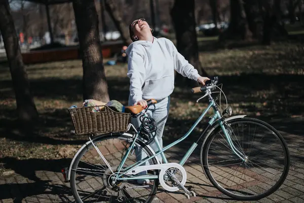 Радостная Женщина Смеется Наслаждается Солнечным Днем Винтажным Велосипедом Парке — стоковое фото