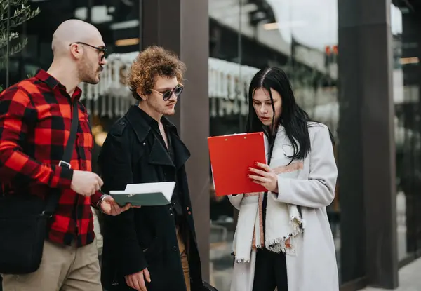 Trois Associés Affaires Engagent Une Conversation Sérieuse Extérieur Immeuble Bureaux — Photo