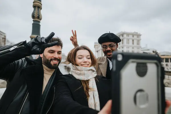 Šťastní Mladí Obchodní Partneři Zachycující Okamžik Selfie Městském Prostředí Odrážející — Stock fotografie