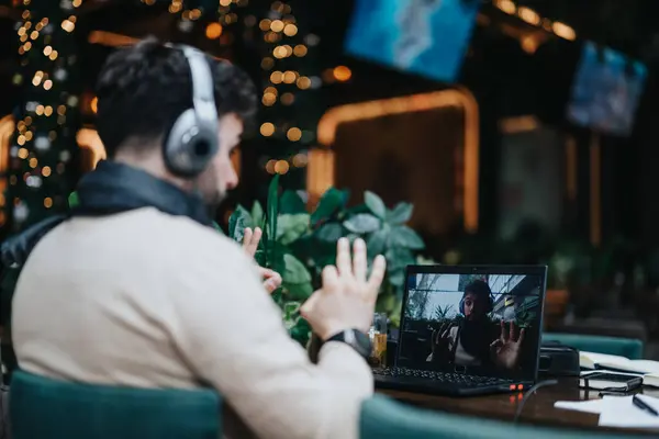 Hombre Enfocado Con Auriculares Participa Una Videollamada Computadora Portátil Café —  Fotos de Stock