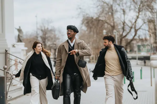 三个时尚的商业伙伴在城市环境中散步 在城市环境中流露出自信和温馨的友谊 — 图库照片