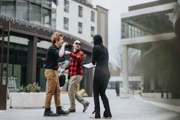 Three Entrepreneurs Engaging Business Meeting Outdoors Modern Architecture Surrounding Them — Stock Photo, Image
