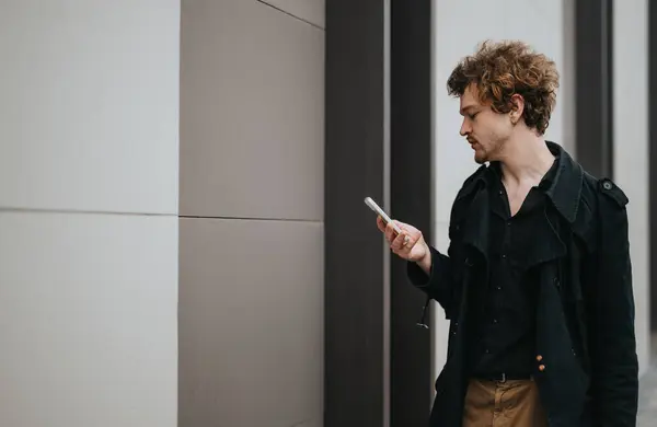Ung Entreprenör Engagerad Med Sin Smarta Telefon Utomhus Affärsresa Klädd — Stockfoto