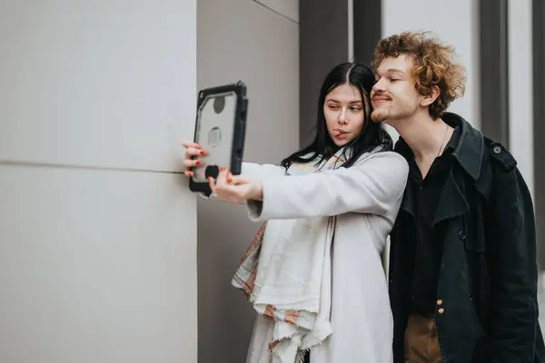 Två Unga Entreprenörer Fångar Selfie Tillsammans Medan Utomhus Visa Upp — Stockfoto