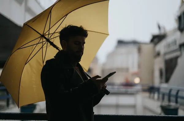 Affärsman Med Paraply Som Arbetar Med Företagsexpansion Och Finansiell Planering — Stockfoto