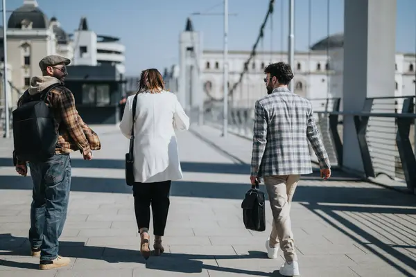 Jovens Empreendedores Colaboram Enquanto Caminham Centro Cidade Discutindo Negócios Estratégias — Fotografia de Stock