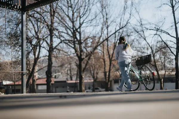 Güneşli Bir Günde Bisikletini Sıradan Bir Kapüşonlu Kot Pantolonla Park — Stok fotoğraf