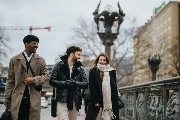 一群身穿休闲装的多民族商业伙伴在城市里散步时进行了热烈的讨论 他们在本市共度了一段愉快的时光 — 图库照片