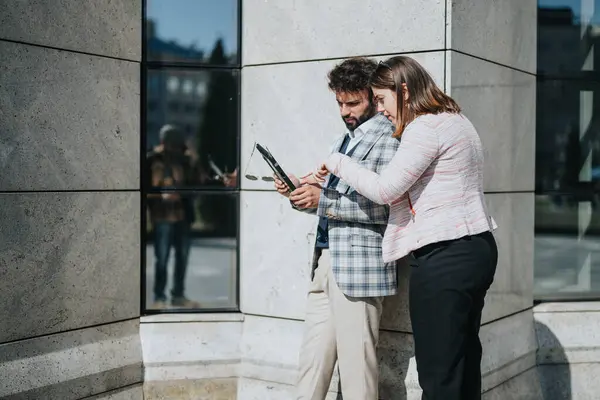 Mladý Muž Žena Obchodní Duo Diskutovat Strategie Držení Tablet Městském — Stock fotografie