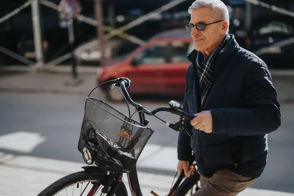 Зрілий Чоловік Насолоджується Сонячним Днем Впевнено Гуляючи Велосипедом Міській Вулиці — стокове фото