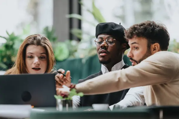 Drei Multiethnische Kollegen Diskutieren Geschäftsstrategien Während Sie Einem Laptop Einem — Stockfoto