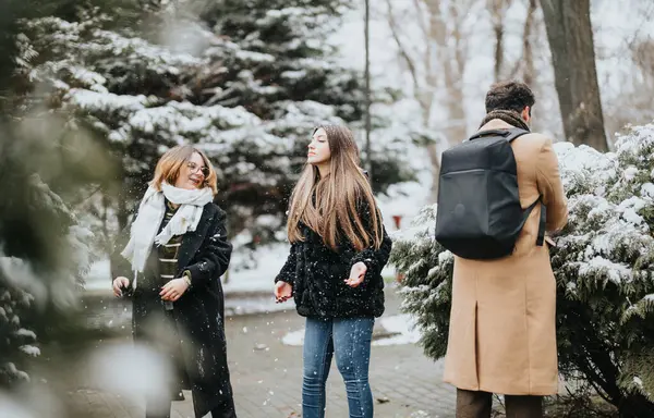 若いビジネスマンのグループは 雪に覆われた公園で歩いて話すとき 候補者に捕らえられ チームワークとコラボレーションを意味します — ストック写真