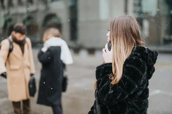 スノーフレークが落ちるにつれて外を歩くプロの服装に集中した若い大人 ワイナリー天気にもかかわらず継続する都市ビジネスライフの概念 — ストック写真