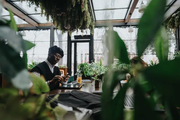 Stylový Mladý Podnikatel Zapojuje Svého Chytrého Telefonu Botanické Městské Kavárně — Stock fotografie