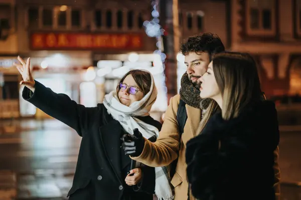 Unga Vuxna Som Utforskar Staden Natten Vänner Som Upplever Stadslivet — Stockfoto