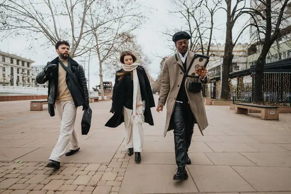 Três Jovens Empresários Elegantes Caminham Confiantemente Através Uma Paisagem Urbana — Fotografia de Stock