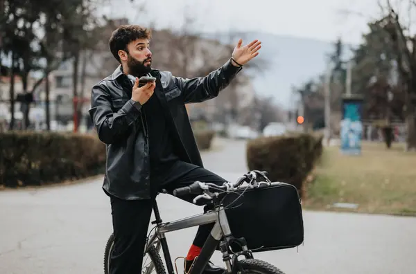 Современный Бизнесмен Многозадачный Велосипеде Машет Таксистом Городе Используя Свой Телефон — стоковое фото
