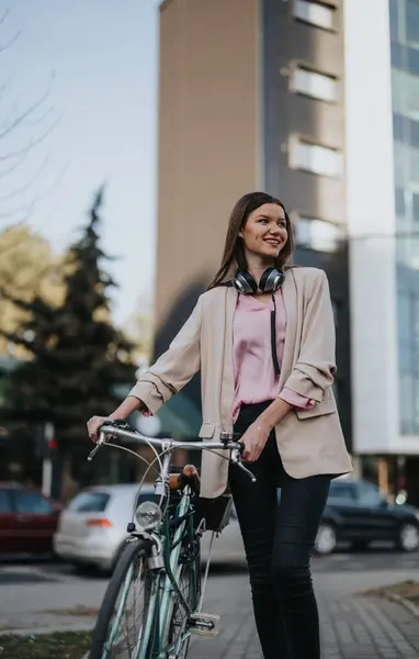 Mujer Joven Vestida Casualmente Sonriendo Mientras Estaba Pie Con Bicicleta — Foto de Stock