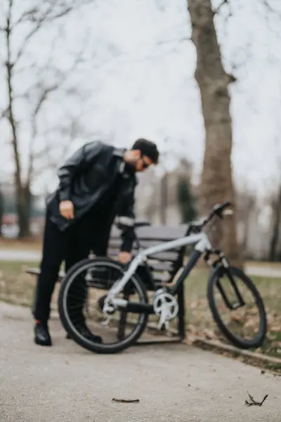 Entreprenöriell Manlig Företagare Står Bredvid Cykel Utomhus Skildrar Miljövänliga Pendling — Stockfoto