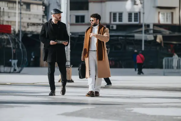 Dos Hombres Elegantes Conversación Con Tableta Digital Calle Ciudad — Foto de Stock