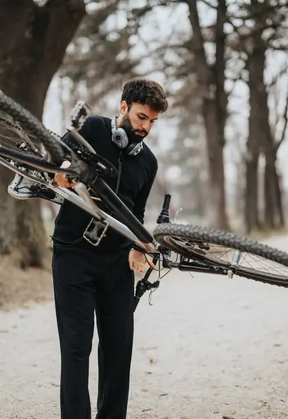 Empresario Emprendedor Sosteniendo Bicicleta Mostrando Equilibrio Trabajo Estilo Vida Entorno —  Fotos de Stock