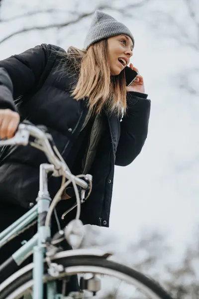 Mulher Esportes Falando Telefone Andar Bicicleta Cenário Inverno — Fotografia de Stock