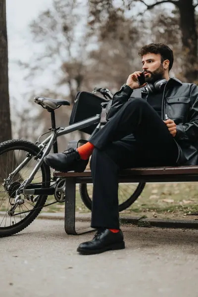 Şehir Parkında Bisikletinin Yanındaki Bankta Çalışan Şık Bir Adamı Telefon — Stok fotoğraf