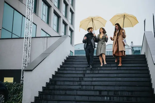 Tři Styloví Přátelé Sdílejí Smích Pod Žlutými Deštníky Když Deštivého — Stock fotografie