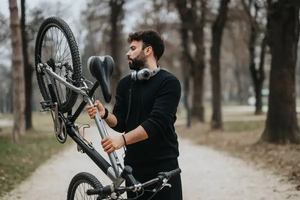 Girişimci Sporla Dengeyi Bulur Sakin Bir Park Ortamında Bisikletini Tamir — Stok fotoğraf