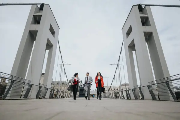 Tres Socios Profesionales Caminan Con Confianza Través Puente Moderno Mostrando —  Fotos de Stock