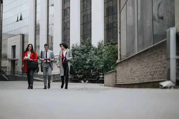Τρεις Επαγγελματίες Επιχειρηματίες Που Περπατούν Έξω Από Κτίριο Γραφείων Συμμετέχοντας — Φωτογραφία Αρχείου