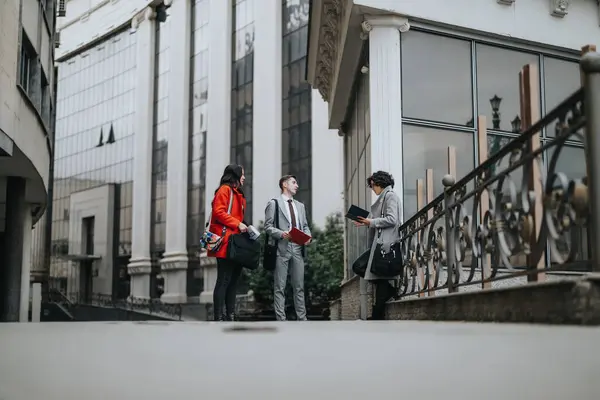 Drei Geschäftspartner Unterhalten Sich Vor Einem Bürogebäude Und Tauschen Ideen — Stockfoto