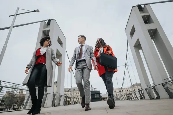 Tre Professionisti Del Business Camminano Insieme Una Conversazione Moderno Ponte — Foto Stock