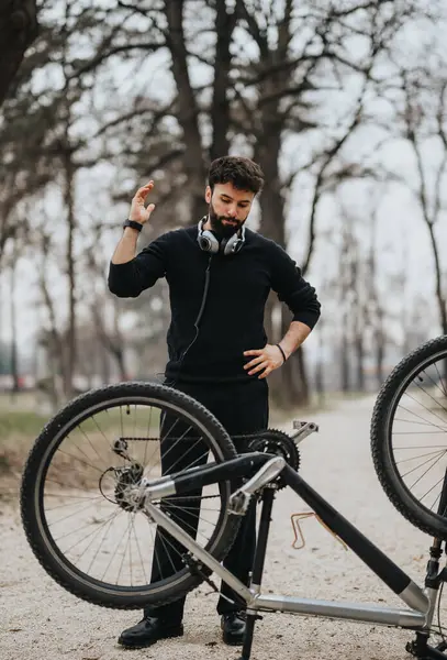 Genç Bir Girişimci Işe Ara Verip Bisikletinin Yanında Serin Bir — Stok fotoğraf