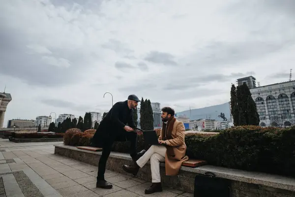 Dois Homens Elegantes Envolvidos Conversa Cenário Parque Urbano — Fotografia de Stock