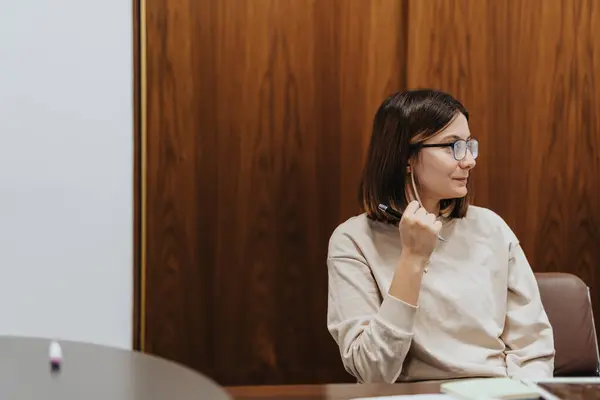 Schöne Weibliche Angestellte Beim Hören Einer Vorlesung Während Eines Business — Stockfoto