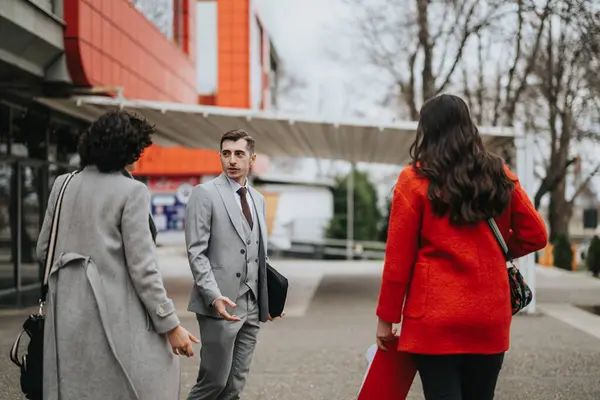 Takım Elbiseli Şirket Profesyonelleri Ofis Dışında Yürürken Sohbet Ediyorlar — Stok fotoğraf