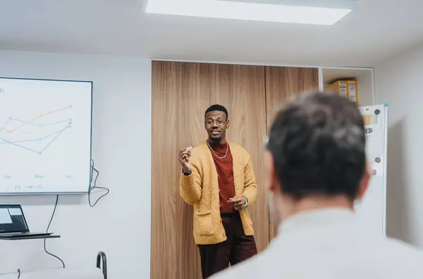 Engagerad Afroamerikansk Man Smart Casual Outfit Leverera Presentation Företagens Tillväxt — Stockfoto