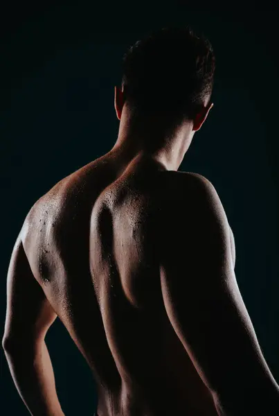 Självsäker Ung Man Flexing Muskler Siluett Svart Bakgrund — Stockfoto