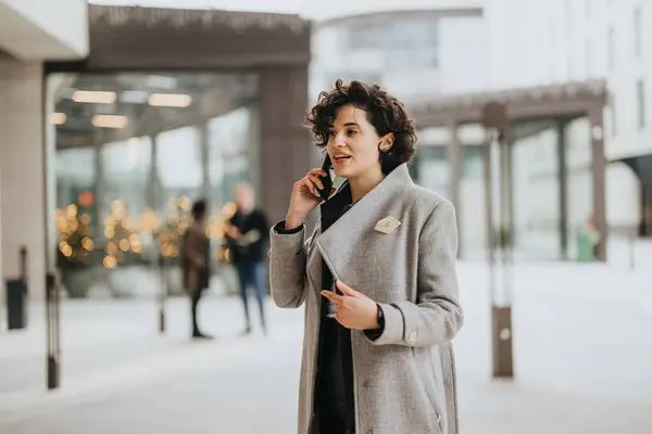 Молодой Человек Городской Одежде Разговаривает Мобильному Телефону Размытым Городским Фоном — стоковое фото