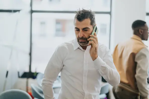Ein Geschäftsmann Mittleren Alters Verhandelt Selbstbewusst Telefon Seinem Büro Einen — Stockfoto