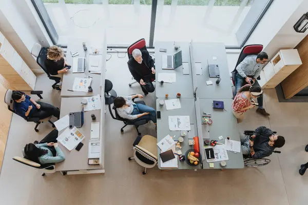 現代のオフィススペースで協力する多世代の混合レースビジネスチーム オーバーヘッドビュー — ストック写真