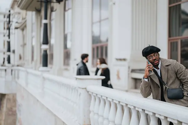 Empresário Afro Americano Focado Falando Telefone Enquanto Caminhava Uma Rua — Fotografia de Stock
