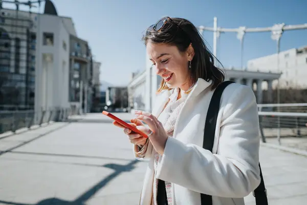 Young Professional Woman Engaged Her Smart Phone Sunny Day Bustling — Stock Photo, Image