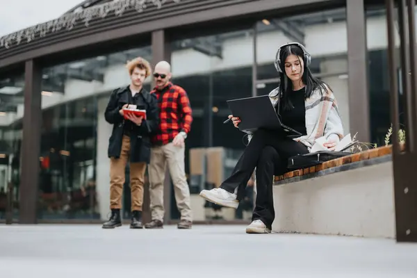 Jonge Zakenvrouw Concentreert Zich Haar Project Een Laptop Terwijl Twee — Stockfoto