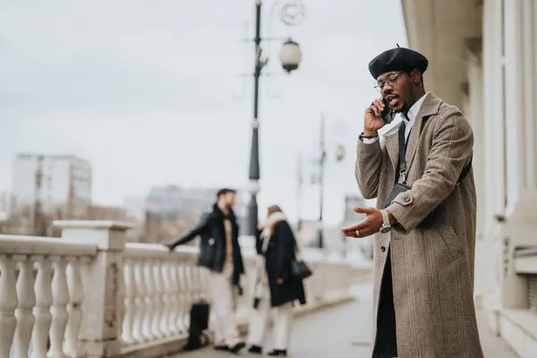 Empresário Elegantemente Vestido Envolvido Conversa Seu Telefone Inteligente Enquanto Caminhava — Fotografia de Stock