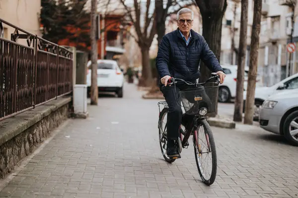 Hombre Mayor Disfrutando Paseo Bicicleta Entorno Urbano Día Soleado —  Fotos de Stock
