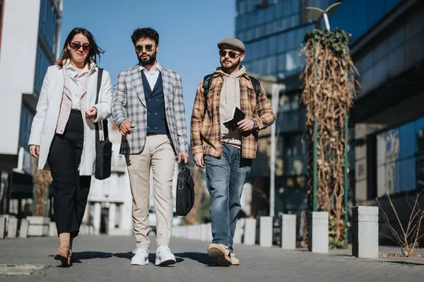 Tres Jóvenes Emprendedores Discuten Planes Proyectos Mientras Caminan Afuera Elaborando — Foto de Stock