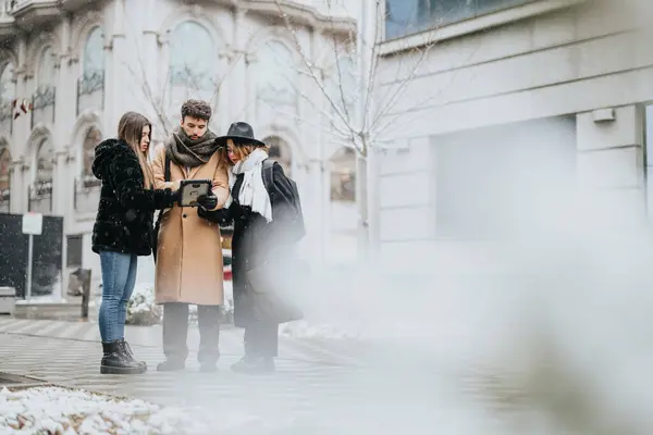Bir Grup Genç Arkadaşı Şehrin Karlı Bir Gününde Dijital Tablet — Stok fotoğraf